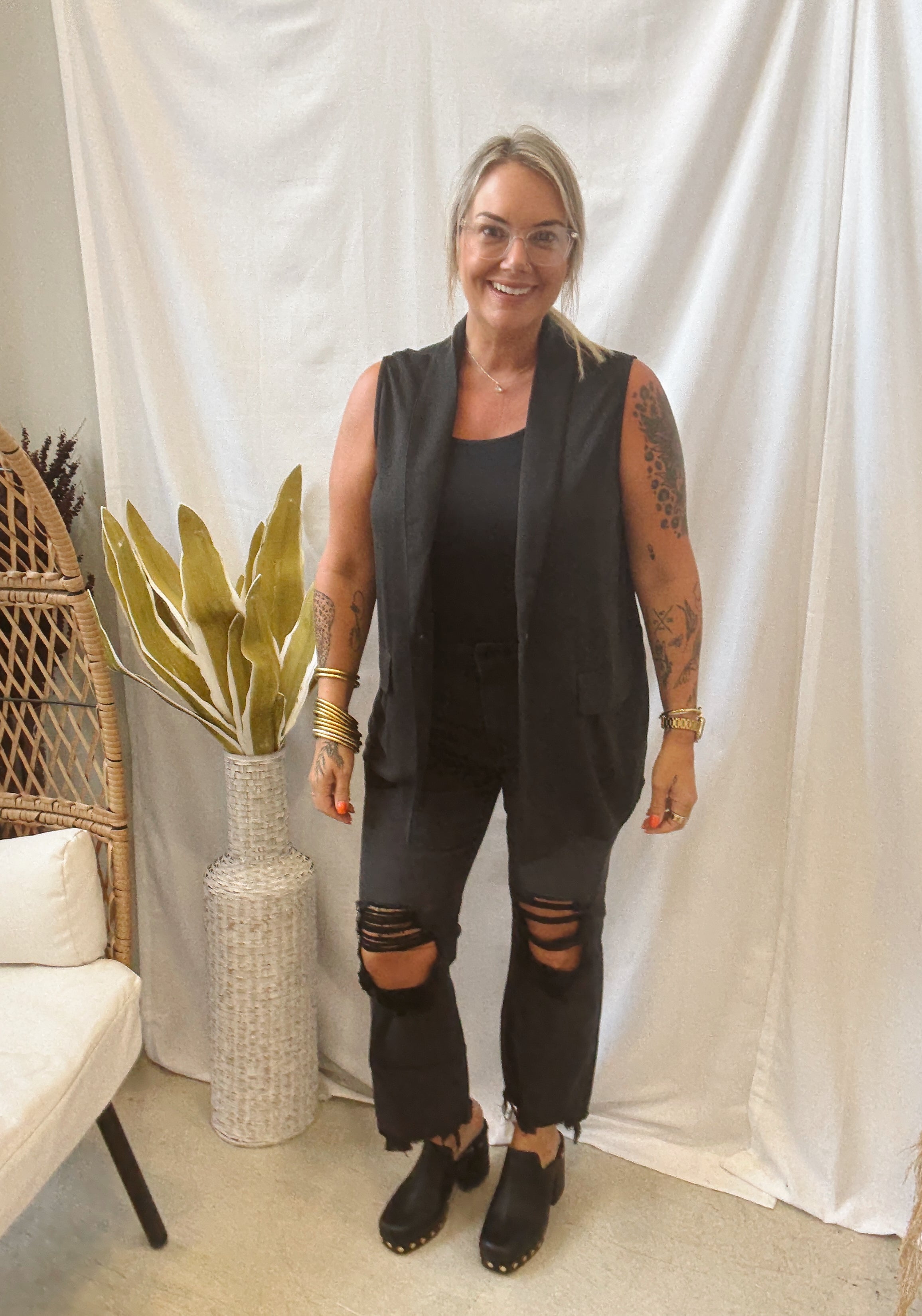 Black Stretchy Knit Vest-Vests-Doe and Rae-The Silo Boutique, Women's Fashion Boutique Located in Warren and Grand Forks North Dakota