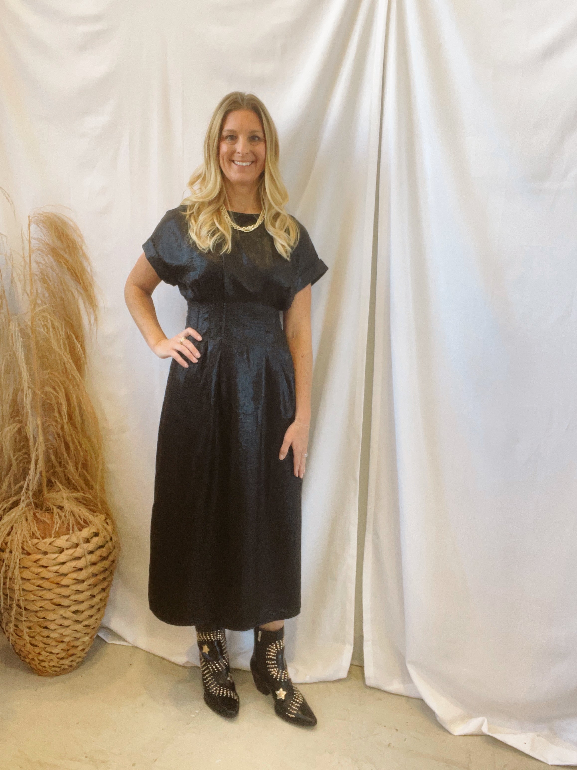 Black Crinkle Dress-Final sale-Dresses-entro-The Silo Boutique, Women's Fashion Boutique Located in Warren and Grand Forks North Dakota