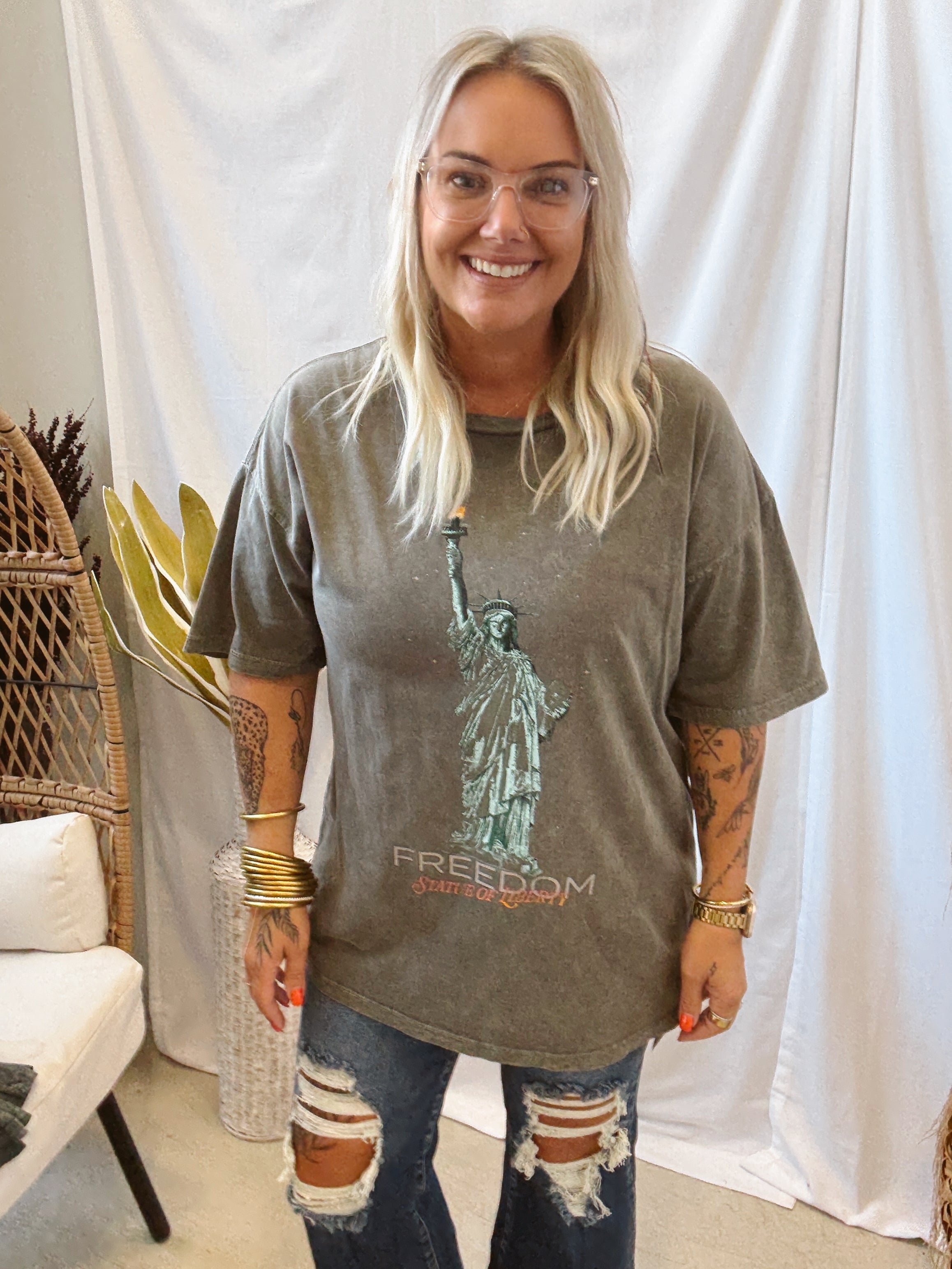 Freedom Statue of Liberty Graphic Tee-Final Sale-Graphic Tees-promesa-The Silo Boutique, Women's Fashion Boutique Located in Warren and Grand Forks North Dakota