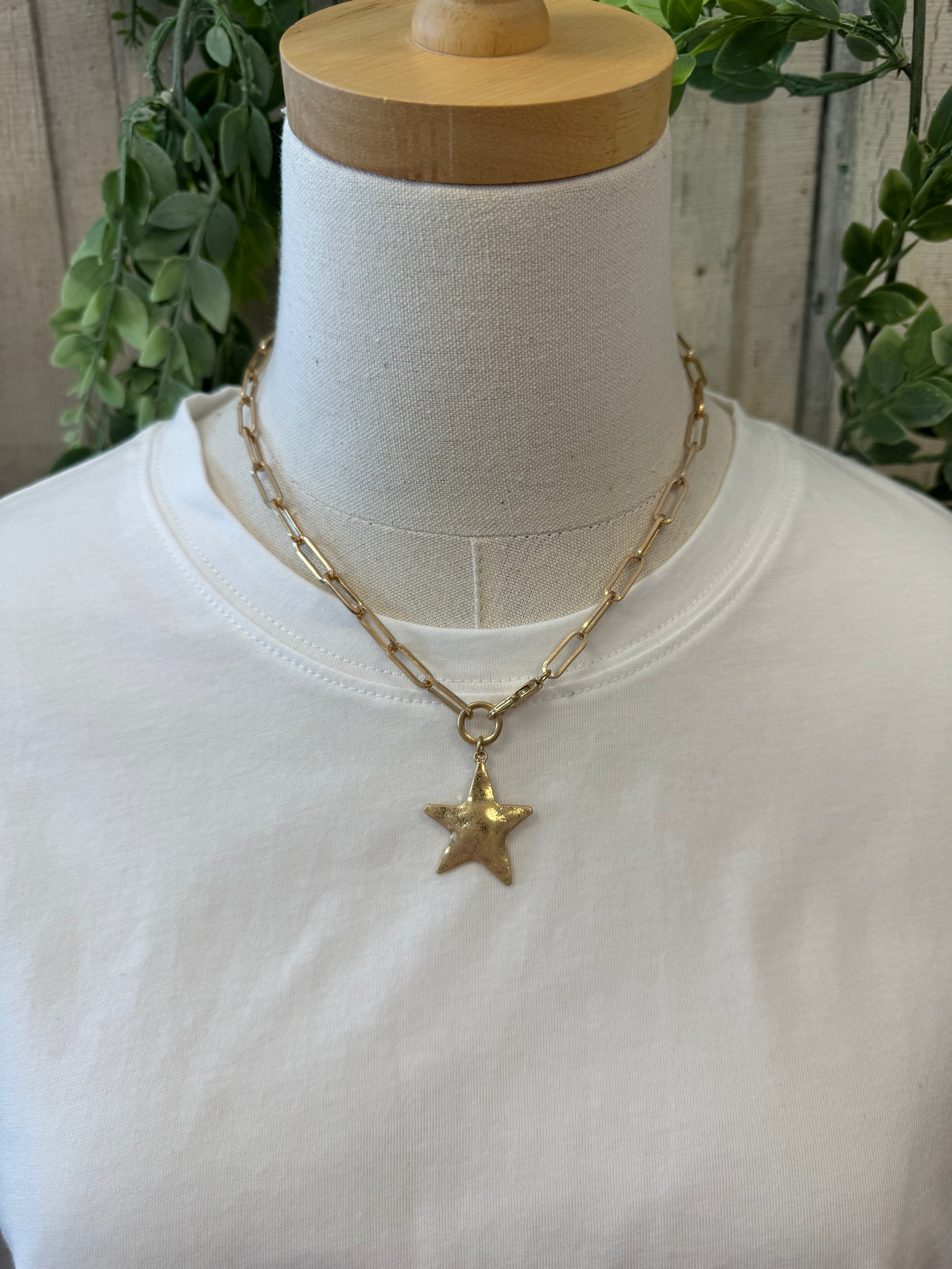 Seeing Stars Hammered Necklace-Necklaces-fame-The Silo Boutique, Women's Fashion Boutique Located in Warren and Grand Forks North Dakota