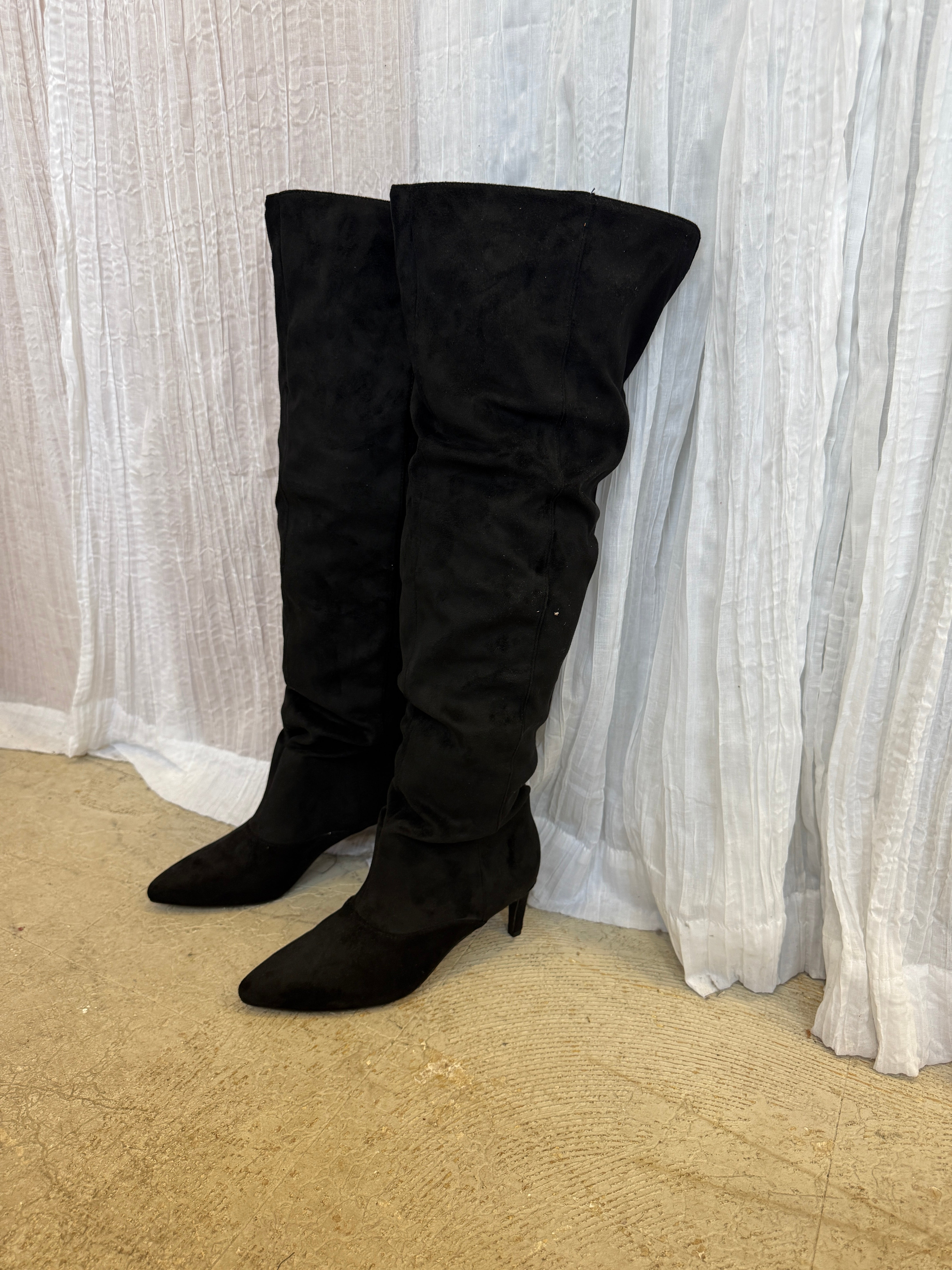 Soda Hannah Black Knee Hight Boots-Final sale-Boots-soda-The Silo Boutique, Women's Fashion Boutique Located in Warren and Grand Forks North Dakota